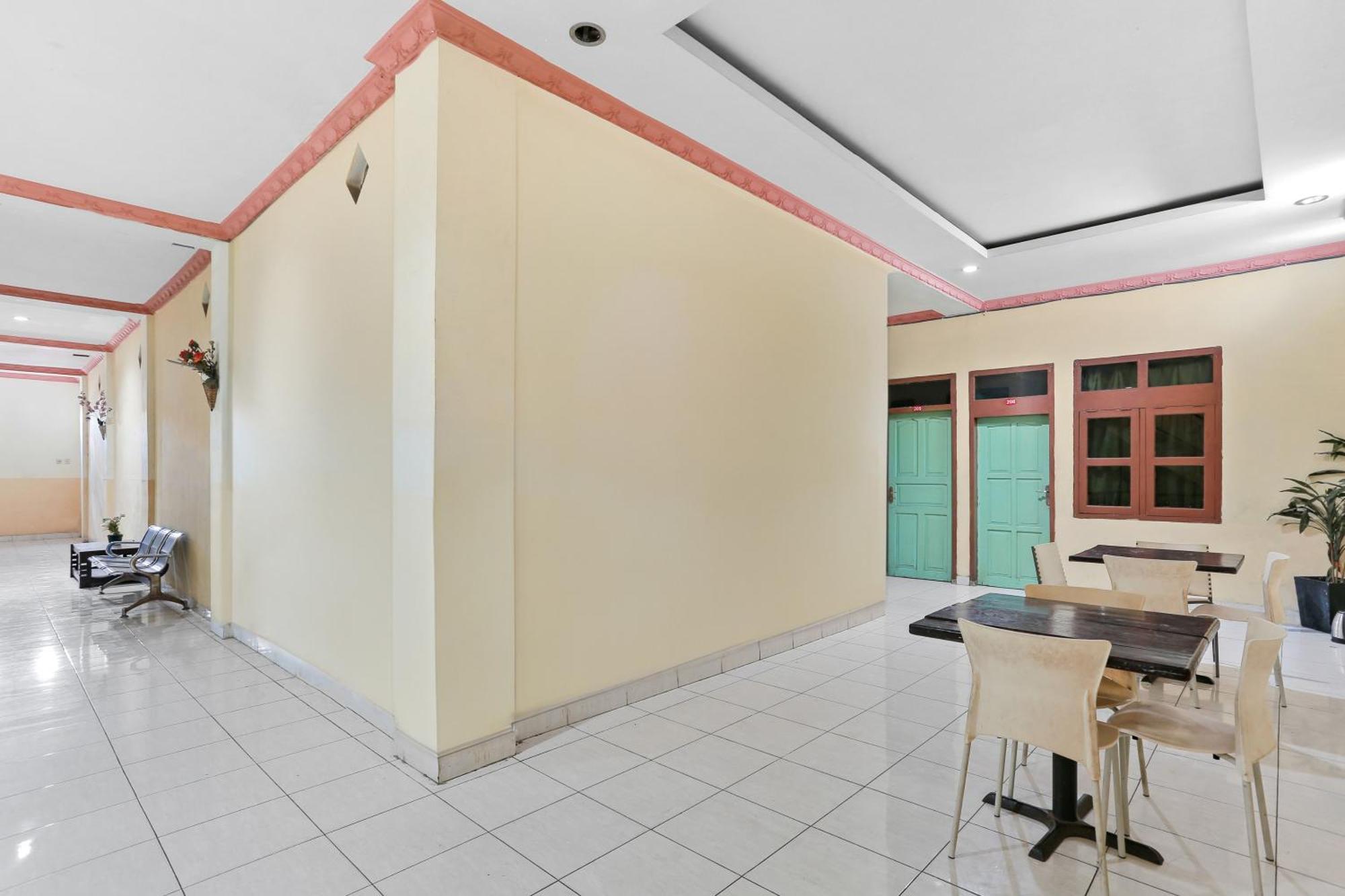 Oyo 93046 Hotel Fortuna Parepare エクステリア 写真