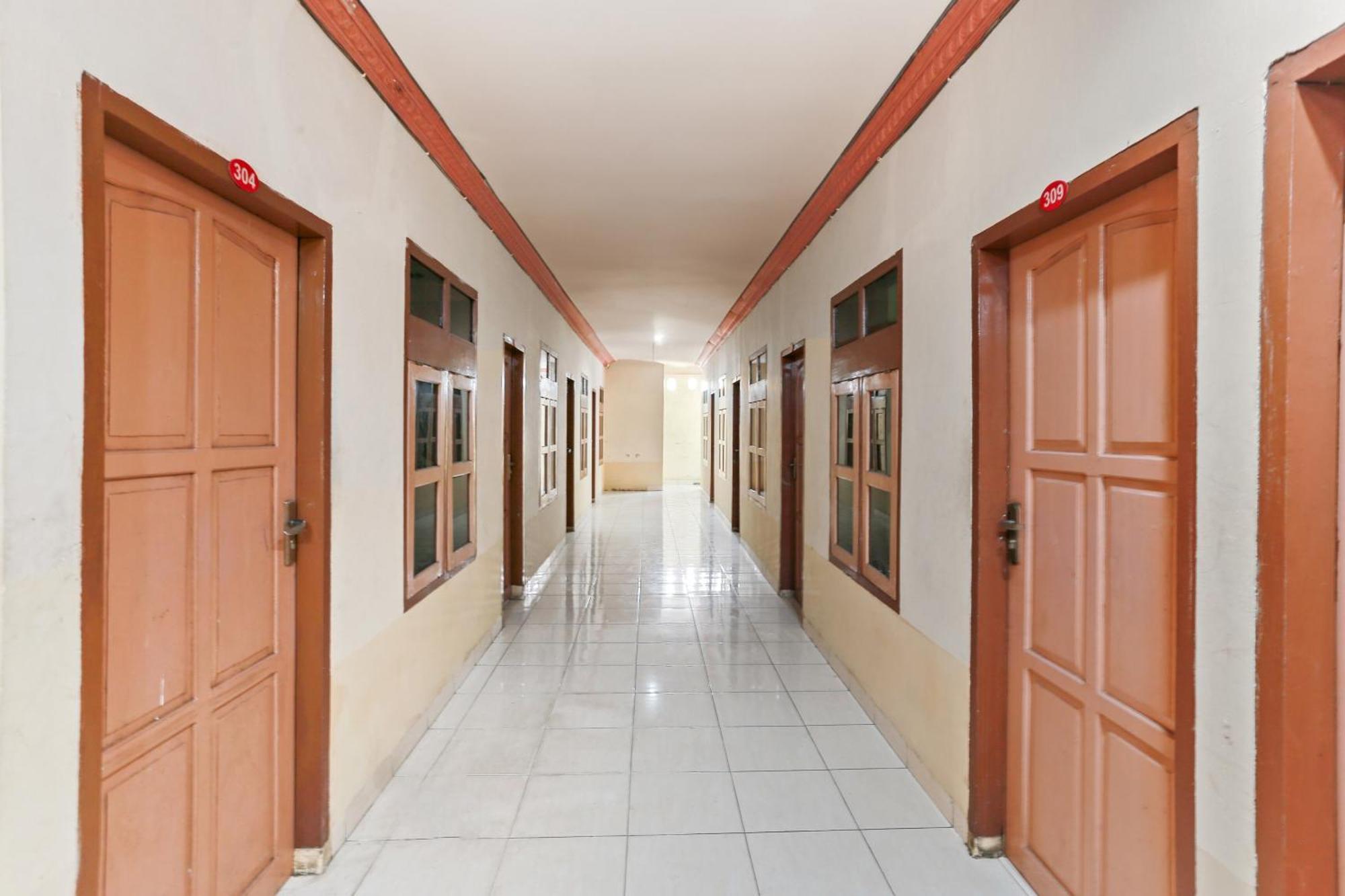 Oyo 93046 Hotel Fortuna Parepare エクステリア 写真