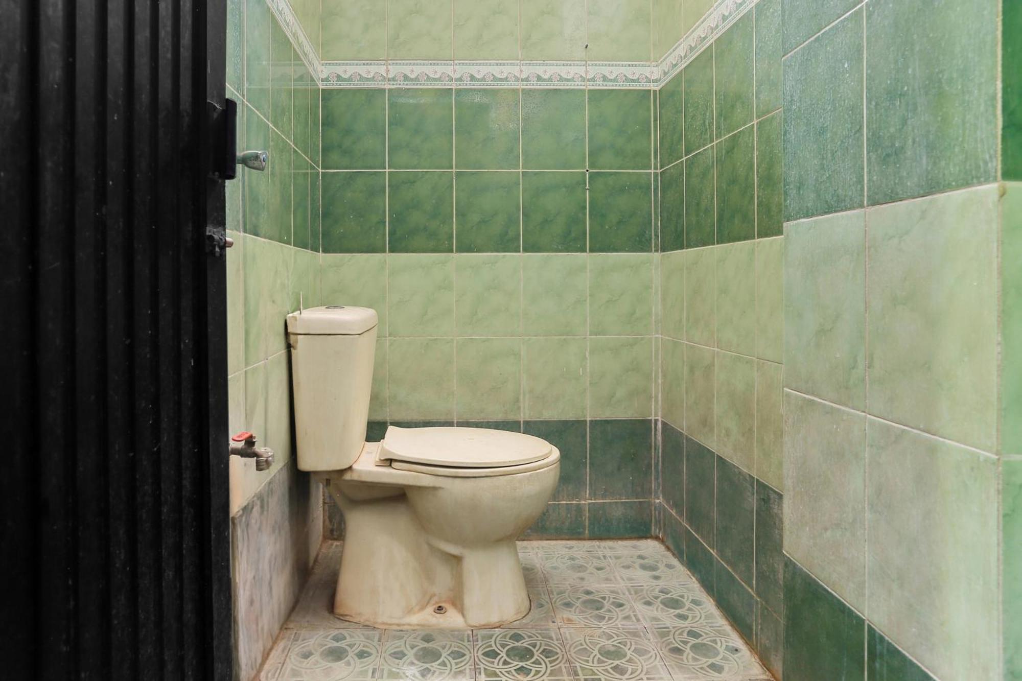 Oyo 93046 Hotel Fortuna Parepare エクステリア 写真