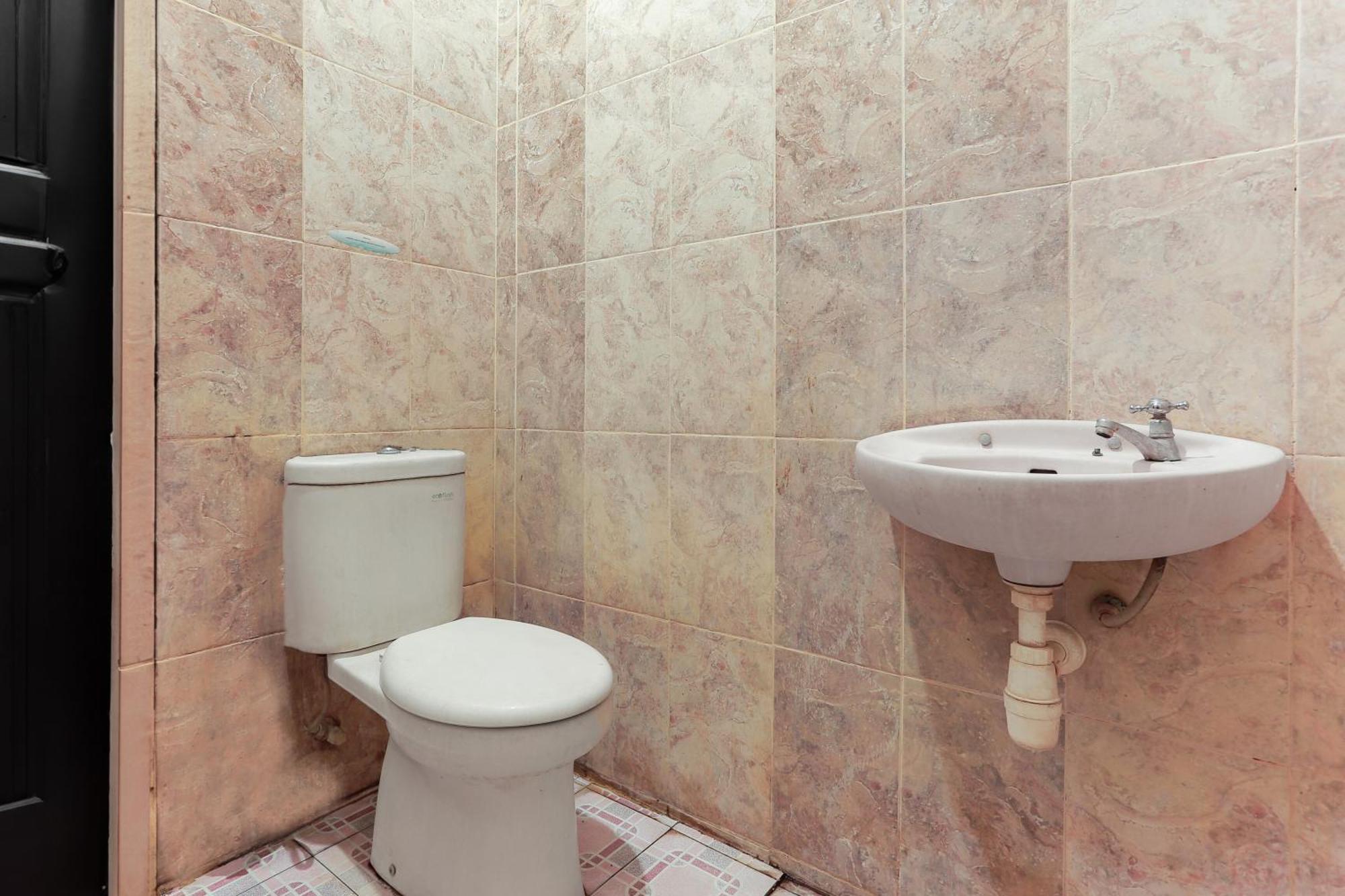 Oyo 93046 Hotel Fortuna Parepare エクステリア 写真