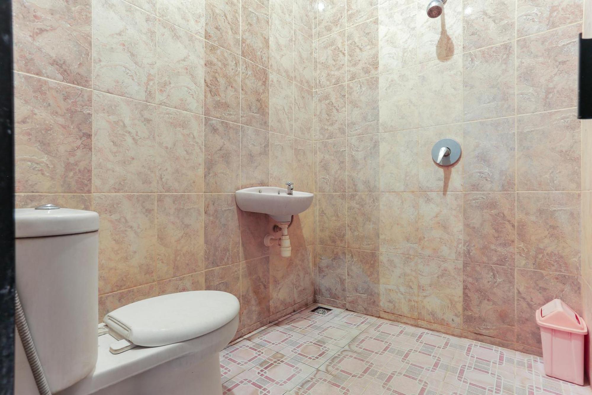 Oyo 93046 Hotel Fortuna Parepare エクステリア 写真