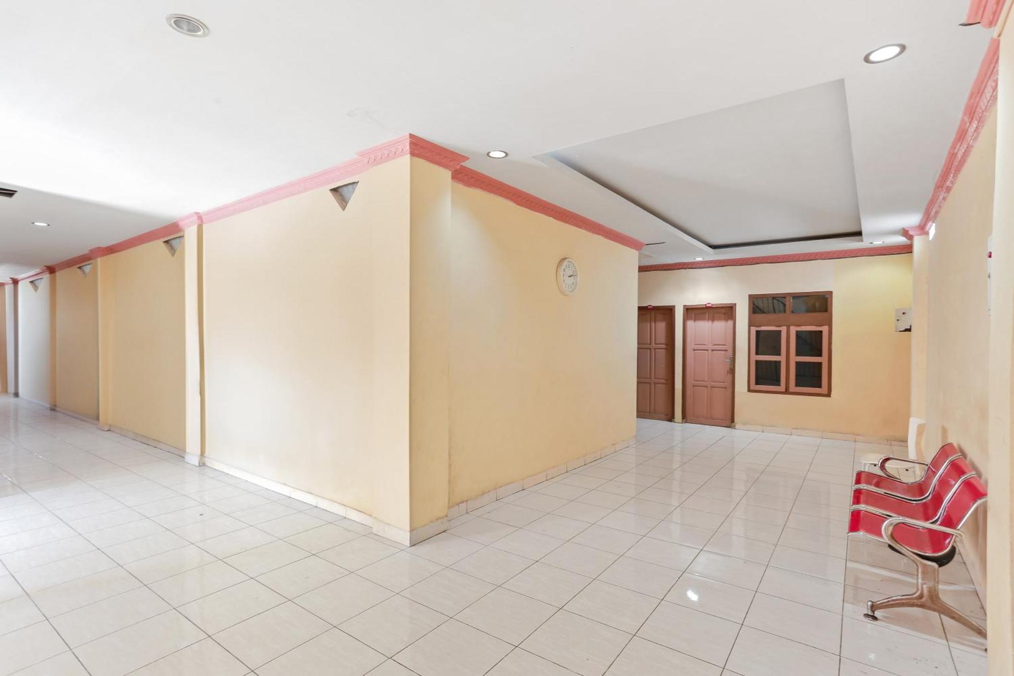 Oyo 93046 Hotel Fortuna Parepare エクステリア 写真