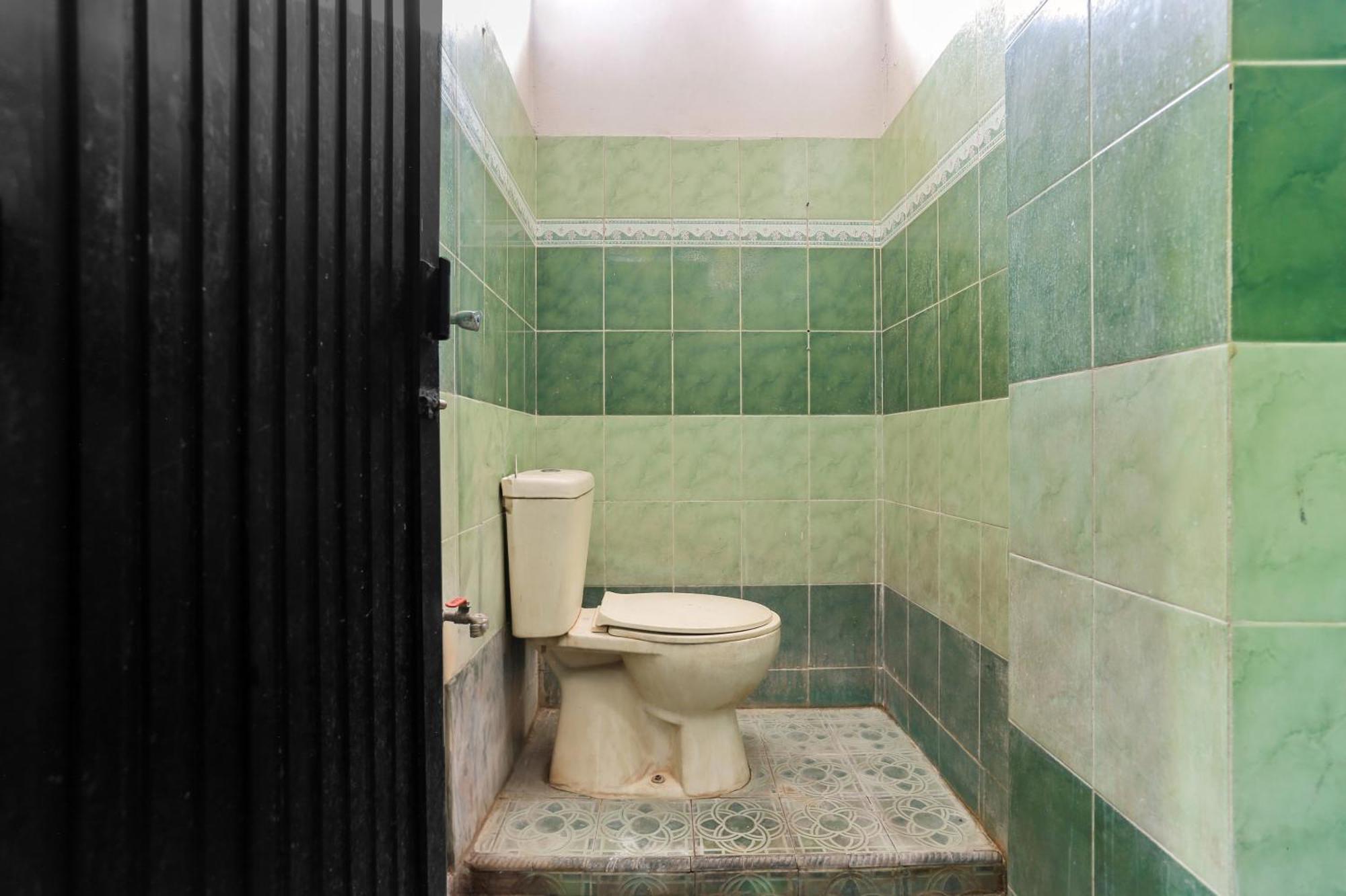 Oyo 93046 Hotel Fortuna Parepare エクステリア 写真
