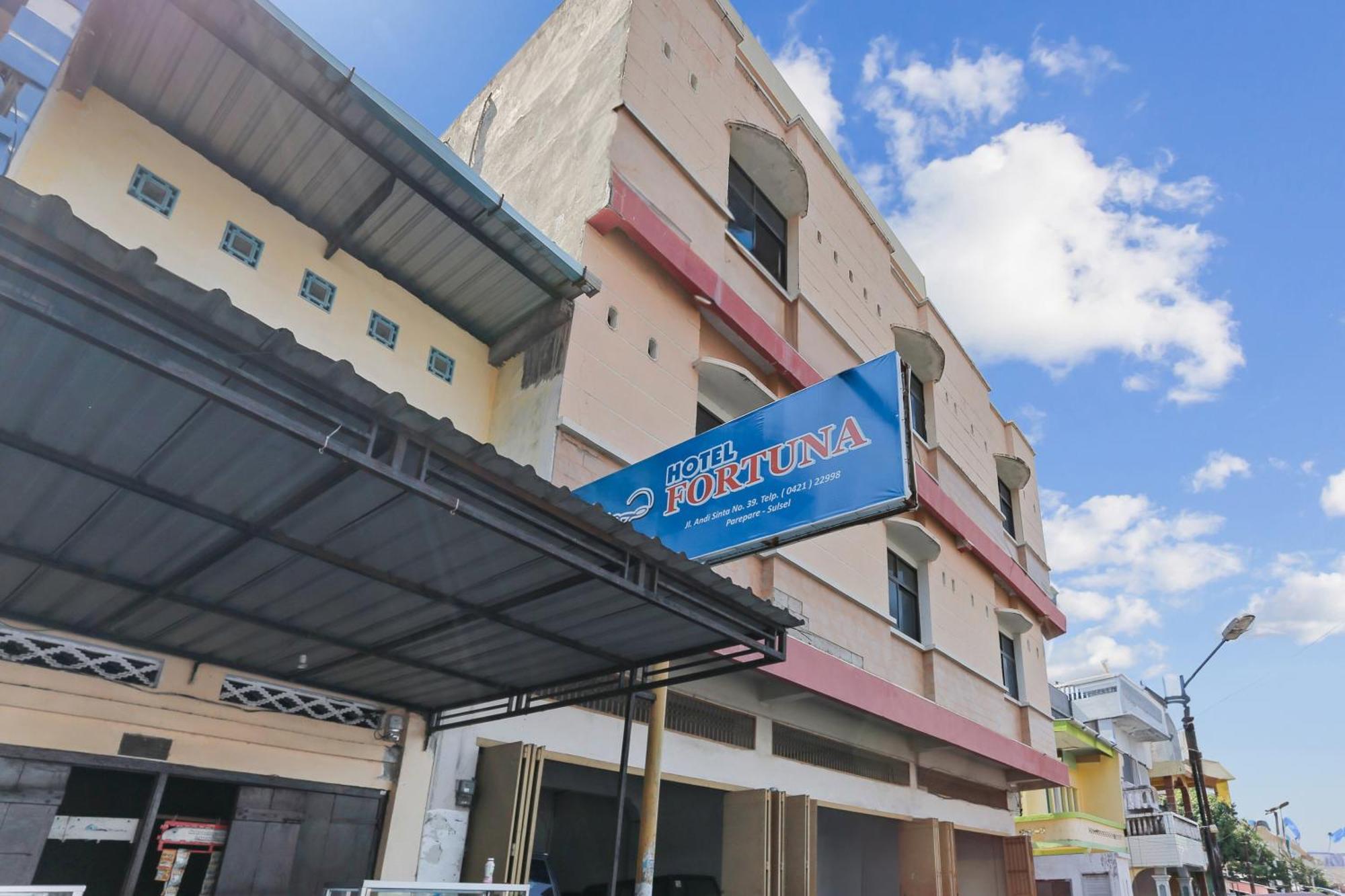 Oyo 93046 Hotel Fortuna Parepare エクステリア 写真